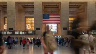 NEW YORK CITY - MAYIS 2015: Grand Central İstasyonu 'nun ana binasının zaman aşımı. Terminal 44 platforma sahip dünyanın en büyük tren istasyonudur..
