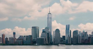 Hudson Nehri üzerindeki New York City Manhattan silueti New Jersey 'den izlendi. Zaman aşımı videosu.