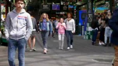 Londra - Mayıs 2018: Borough Market 'te insanların zaman aşımı. Londra 'daki en büyük ve en eski gıda pazarlarından biridir..
