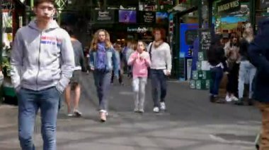 Londra - Mayıs 2018: Borough Market 'te insanların zaman aşımı. Londra 'daki en büyük ve en eski gıda pazarlarından biridir..