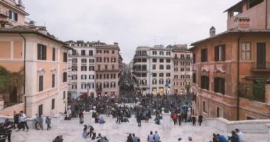 ROME, İtalya - CIRCA ECTOBER, 2016: (Zaman aşımı) İspanyol Merdivenlerinde yürüyen turistler. 