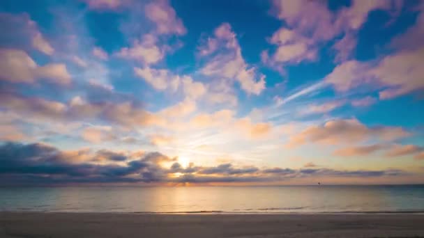 Gente Playa Con Nubes Lapso Tiempo Puesta Sol — Vídeo de stock