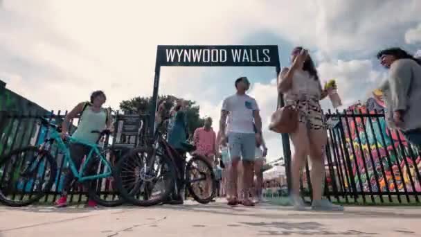 Miami Usa 2016年3月19日 時間の経過 人とのウィンウッドの壁の入り口 ウィンウッド美術地区協会は2003年初頭に美術商 芸術家 キュレーターのグループによって設立された — ストック動画
