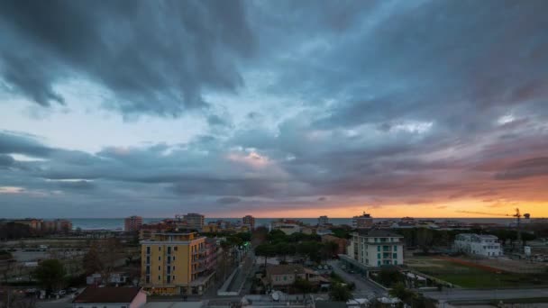 Time Lapse イタリアのミザノでアドリア海の雲と太陽の光で劇的な空のパノラマ画像 — ストック動画