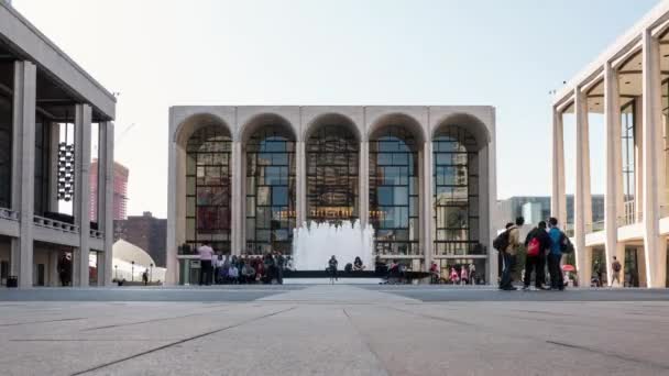 New York City Circa Mayis 2015 Lincoln Center Önünde Yürüyen — Stok video