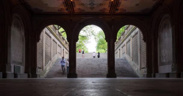 New York City Mayıs 2015 Central Park Bethesda Terrace Altında — Stok video