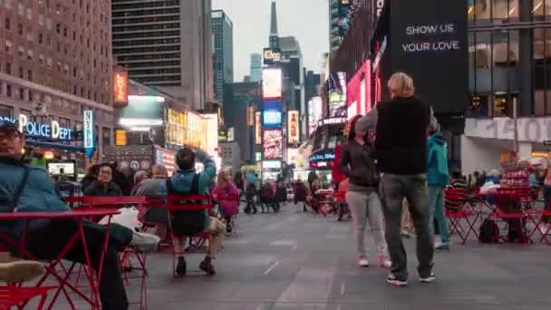 ニューヨーク市 2015年5月18日 タイムズスクエアを歩く人々のタイムラプスビデオ は商業広告とニューヨークとアメリカの有名な通りの忙しい観光交差点です — ストック動画