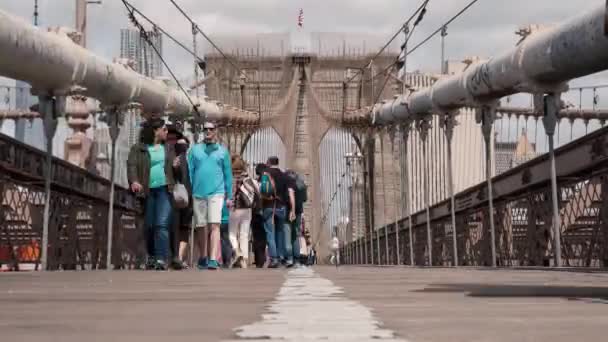 2015年5月20日 人们穿过布鲁克林大桥 布鲁克林大桥是美国最古老的桥梁之一 于1883年完成 时间差视频 — 图库视频影像