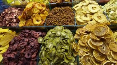 Dünyanın en büyük ve en eski kapalı pazarlarından biri olan Grand Bazaar 'daki kuru meyveler 61 sokak ve 3 binden fazla mağazayla.