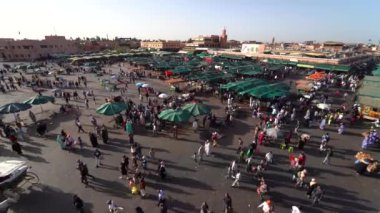 MARRAKECH, FOCCO - Nisan 2019: Jemaa el Fna Meydanı 'ndaki yerel gıda satıcıları. Meydan, UNESCO Dünya Mirası kapsamında yer alıyor. Yüksek çözünürlüklü resim farklı fotoğraflarla dikilmiş..