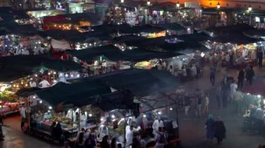 MARRAKECH, FOCCO - Nisan 2019: Jemaa el Fna Meydanı 'ndaki yerel gıda satıcıları. Meydan, UNESCO Dünya Mirası kapsamında yer alıyor. Yüksek çözünürlüklü resim farklı fotoğraflarla dikilmiş..