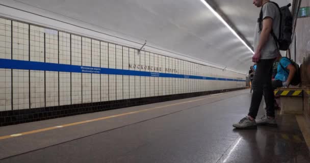 Hareketli Insanlarla Moskova Şehir Metro Istasyonu Zaman Atlamalı — Stok video