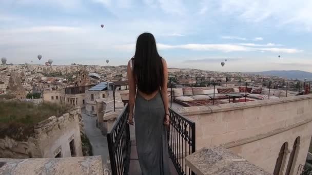 Fiatal Gyönyörű Visel Elegáns Hosszú Ruhát Előtt Cappadocia Táj Napsütésben — Stock videók