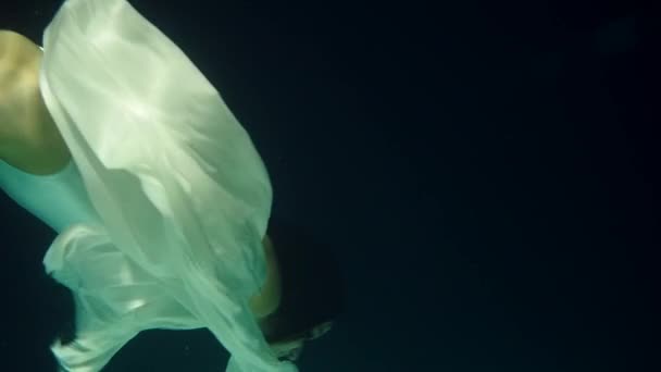 Portrait de femme sous-marine dans la piscine la nuit. Imag oignon — Video