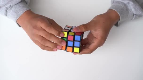 Bologna Itália Abril 2019 Man Solving Rubik Cube Editorial Ilustrativo — Vídeo de Stock