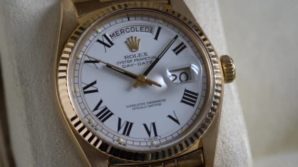 Rolex Oyster Perpetual Day Datum Guldklocka Närbild — Stockvideo