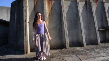 Dans eden genç ve güzel bir balerin. Balerin Projesi. 