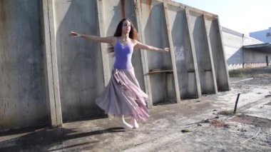 Dans eden genç ve güzel bir balerin. Balerin Projesi. 