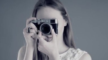 Gülümseyen kadın portresi