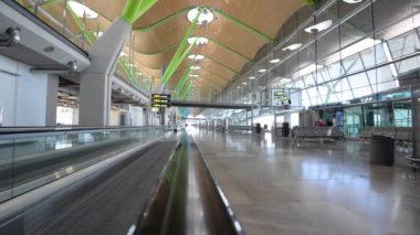 MADRID, İspanya - 5 Mayıs 2015: Madrid 'e hizmet veren ana uluslararası havaalanı Barajas Havalimanı' nda her yıl 39 milyon yolcuyla koşu bandı bakış açısı.