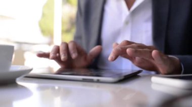 Tabletle çalışan bir adamın açık hava detaylarını kapatın. Saha görüntülerinin derinliği.