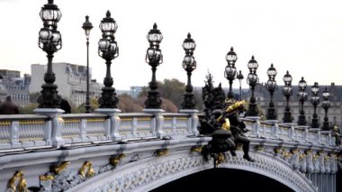 Pont (köprü) Alexandre III Seine nehrinin üzerinde. Fransız başkentinin en önemli tarihi olaylarından biri. Paris, Fransa.