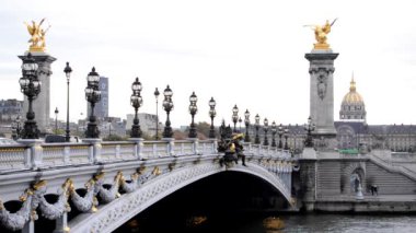 Pont (köprü) Alexandre III Seine nehrinin üzerinde. Fransız başkentinin en önemli tarihi olaylarından biri. Paris, Fransa.