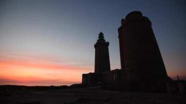 Cap Frehel deniz feneri silueti, gün ışığında martı sesi. Kaptan Frehel, Fransa 'nın kuzeyindeki Cotes-d' Armor 'da bir yarımadadır..