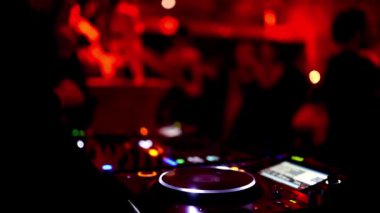Karıştırıcı dj müzik bir parti. Sığ derinlik-in tarla. Having fun Club gece hayatı kavramı.