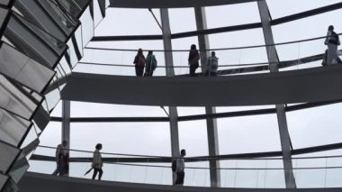 Berlin - Temmuz, 2017 yaklaşık: Reichstag kubbe iç görünüm. Reichstag kubbe mimar Norman Foster tarafından dizayn ve Almanya'nın birleşme sembolize için inşa bir cam kubbe olduğunu.