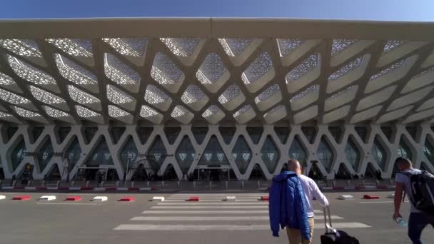Marrakech Morocco Abril 2019 Vista Exterior Aeroporto Menara Com Turistas — Vídeo de Stock