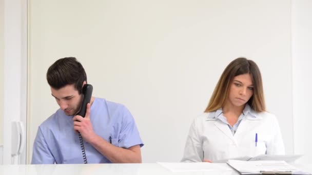 Médecin Compilant Formulaire Information Médicale Près Infirmière — Video