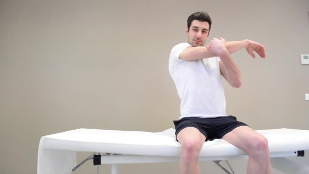 Maschio paziente sedersi su lettino in centro medico . — Video Stock