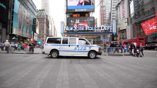 ニューヨーク市 2015年5月 ニューヨーク市警のバンとサインがタイムズ スクエアにある 1845年に設立されたニューヨーク市警察署は アメリカ合衆国最大の市警察部隊である — ストック動画