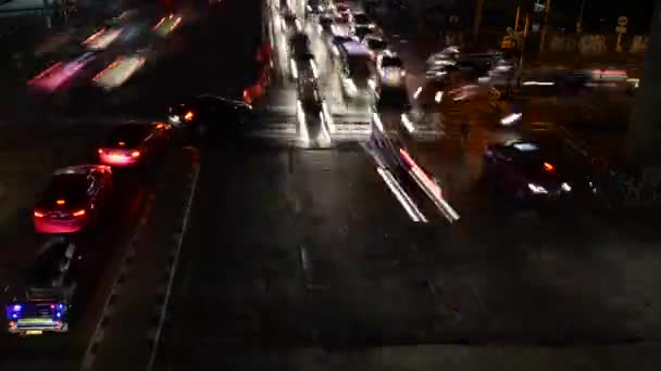 時間ラプス 夜の混雑した通りの交通 — ストック動画