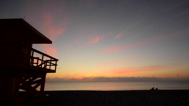 Sunshine Miami Beach Lifeguard Tower Typical Colorful Art Deco Style — Vídeo de stock