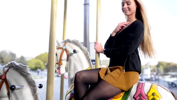 Joven Rubia Sonriendo Divirtiéndose Carrusel Frente Torre Eiffel París Francia — Vídeos de Stock