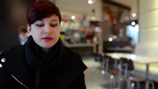 Νεαρή Κοκκινομάλλα Γυναίκα Πίνει Καφέ Μέσα Στο Κατάστημα Donalds Mcdonald — Αρχείο Βίντεο
