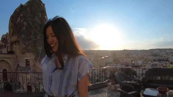 Νεαρή Όμορφη Γυναίκα Στην Καππαδοκία Τουρκία — Αρχείο Βίντεο