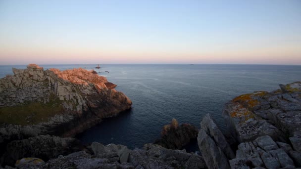 Udsigt Kystklipper Bevægelige Surfbølger Solnedgang Himmel – Stock-video