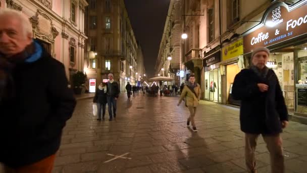 Turin Italien Circa Februari 2018 Människor Som Vandrar Garibaldi Nattetid — Stockvideo
