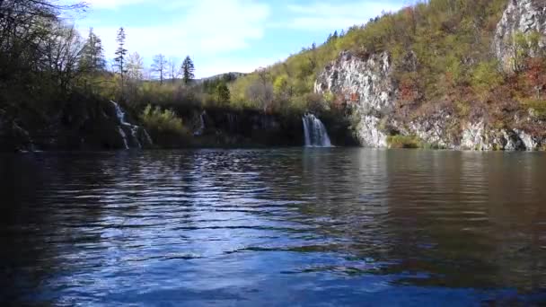 Malerischer Blick Auf Den Fluss Mit Weit Entfernten Wasserfällen Sonnenlicht — Stockvideo