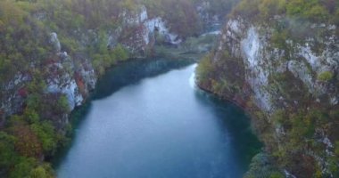 Plitvice Gölleri Milli Parkı'nda turkuaz su ve şelalenin panoramik havadan görünümü, Hırvatistan, Avrupa 