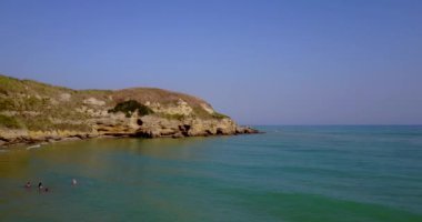 Adanın güzel bir sahili.