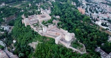 Granada 'da güneş ışığı gören Alhambra panoramik manzara. Endülüs, İspanya.