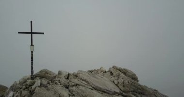Zirve zekâ haç ile Dolomites dağların Panoramik görünümü