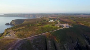 deniz tarafından anıtlar ile güneş ışıklı yeşil kayalıklar