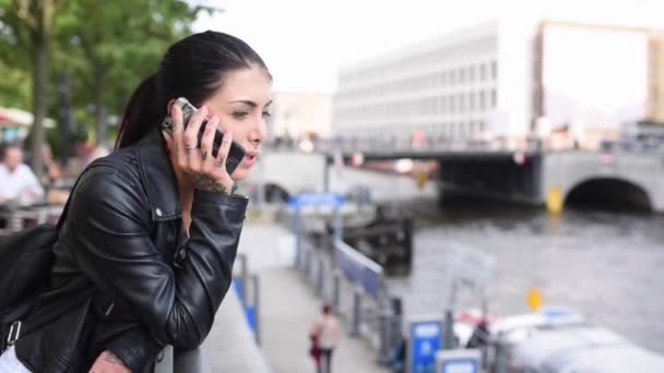 Chica joven hablando en el teléfono móvil . — Vídeos de Stock