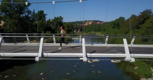 Mujer Joven Corriendo Aire Libre Puente Moderno — Vídeo de stock