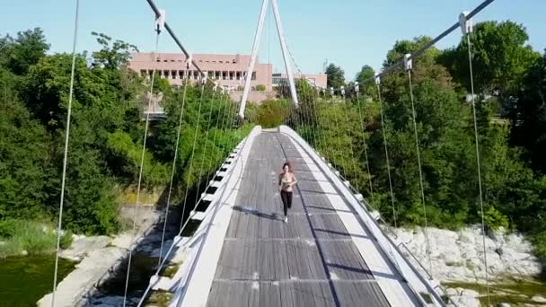 Νεαρή Γυναίκα Τρέχει Έξω Μια Σύγχρονη Γέφυρα — Αρχείο Βίντεο